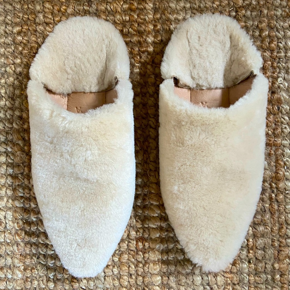 A Bronze Age Sheepskin Slides Babouche Slippers Cream Fuzzy Soft Size 9 Women’s